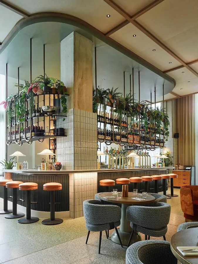 Tribe London Canary Wharf 4*,